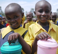 Children with lunchboxes